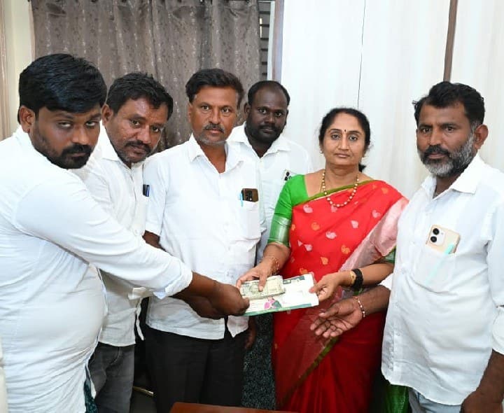 గాయపడిన కార్యకర్తకు మంత్రి సవిత ఆర్థిక సాయం - Udayam