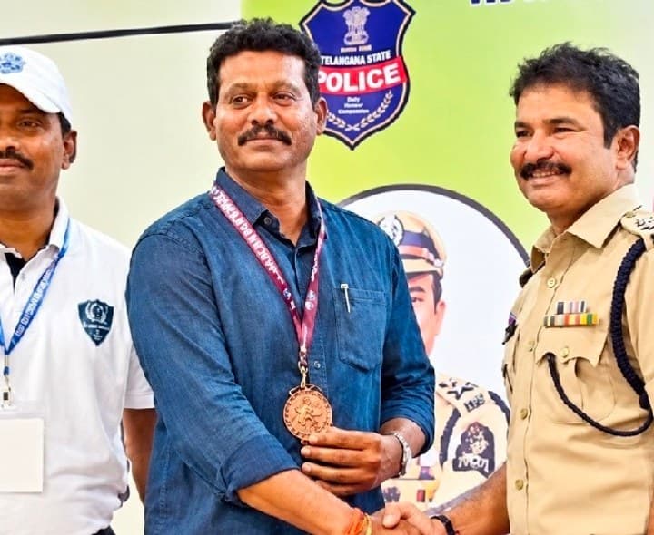 పోలీసు క్రీడల్లో ఆర్ఐ స్వామికి కాంస్య పతకం - Udayam
