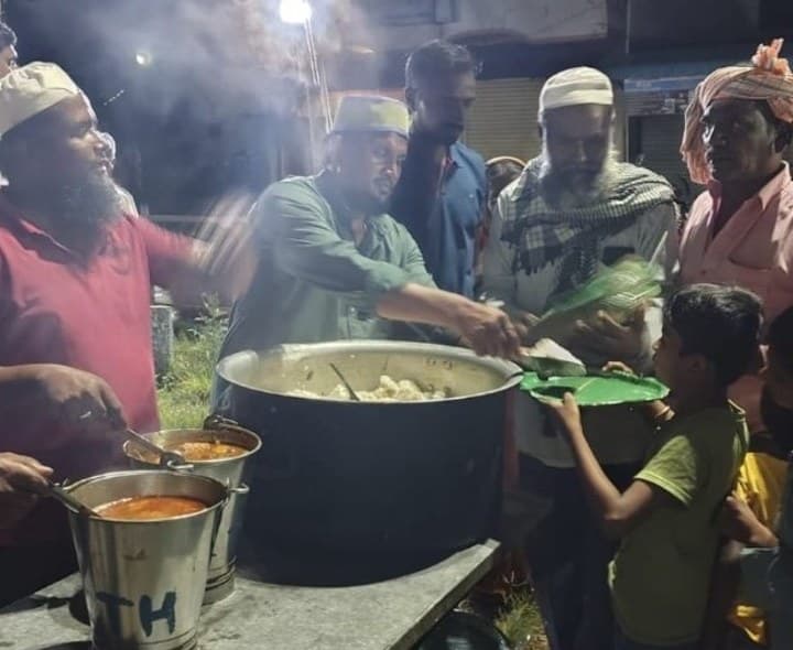 హద్దులు చెరిపిన మానవత్వం.. ముస్లింల అన్నవితరణ