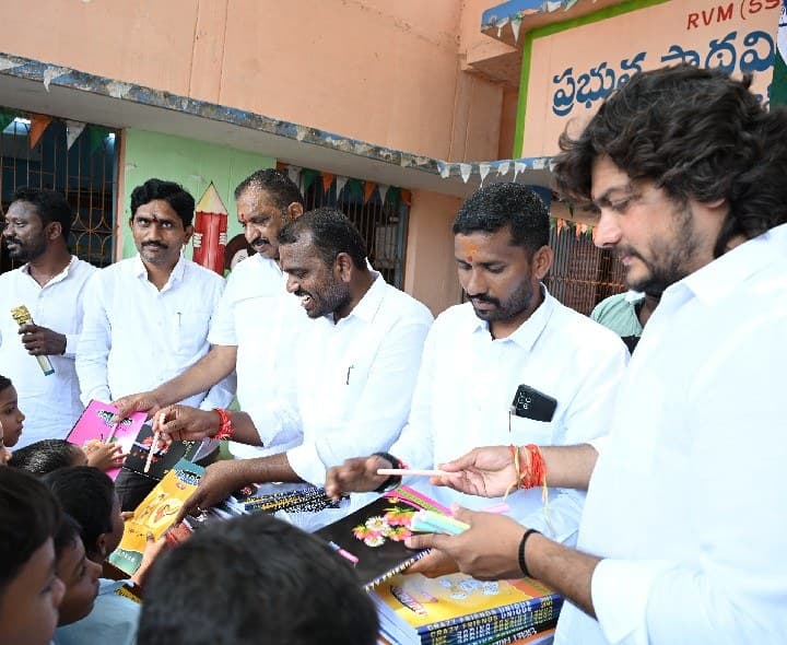 కిసానగర్‌లో విద్యార్థులకు నోట్‌బుక్‌ల పంపిణీ - Udayam