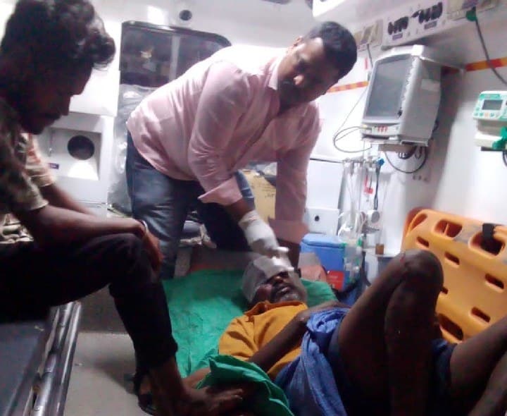 ట్రాక్టర్ ను ఢీకొన్న ద్విచక్ర వాహనం - Udayam