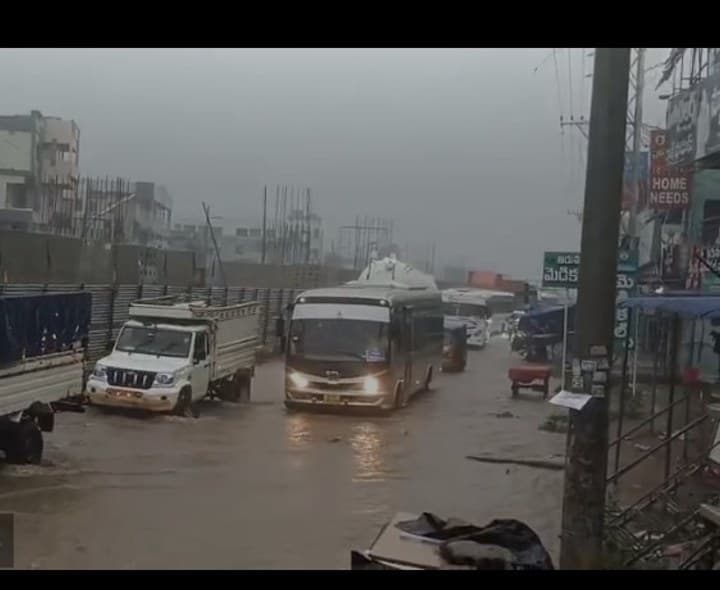 రణస్థలంలో జలమయమైన NH-16 రోడ్డు - Udayam