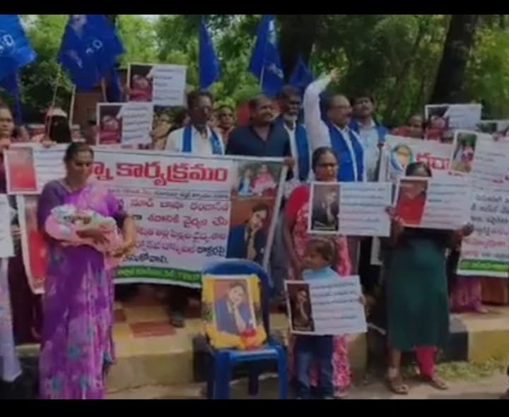 ఫోన్ మాట్లాడుతూ చికిత్స.. కూతురిని చంపేశారంటూ తల్లి నిరసన