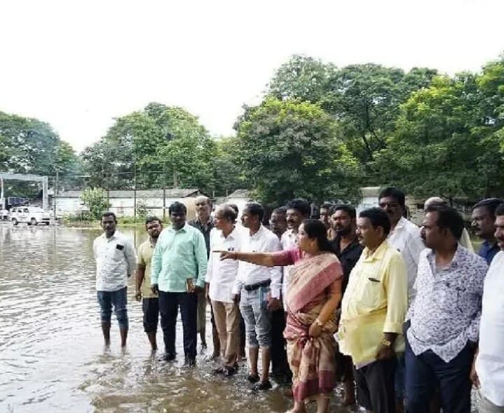 ఆర్టీసీ కాంప్లెక్స్ లో నీటిని తొలగించాలి - Udayam