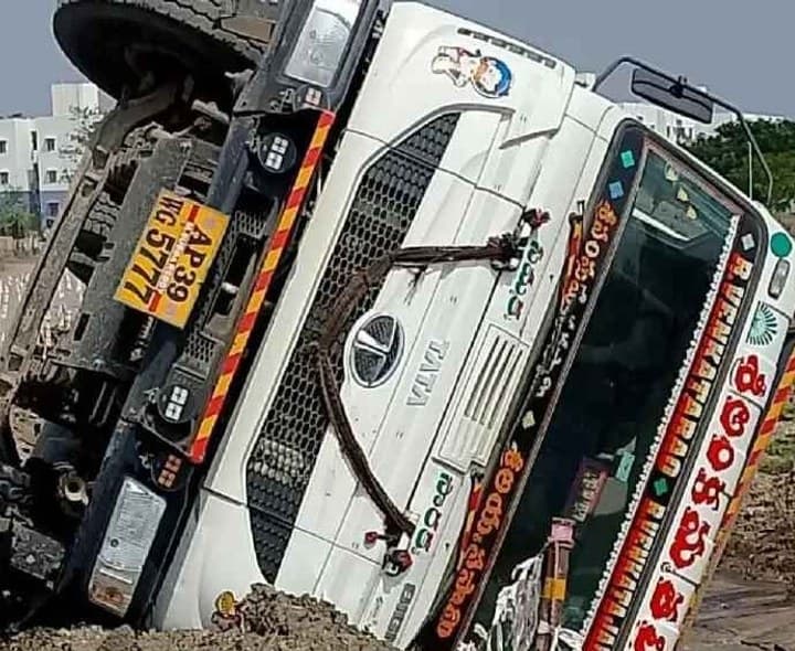 తుళ్లూరులో ఇసుక లారీ బోల్తా