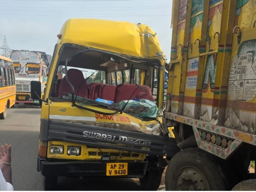 మేడ్చల్‌ NH-44పై స్కూల్‌ బస్సు ప్రమాదం.. ఇద్దరు విద్యార్థులకు గాయాలు.