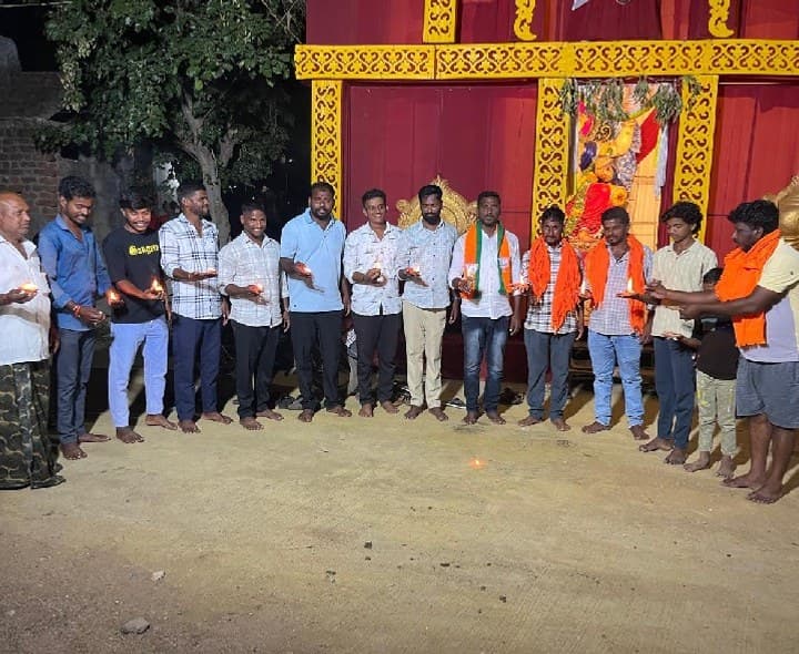 ఆశీర్వాద దీపం వెలిగించిన బిజెపి నాయకులు - Udayam