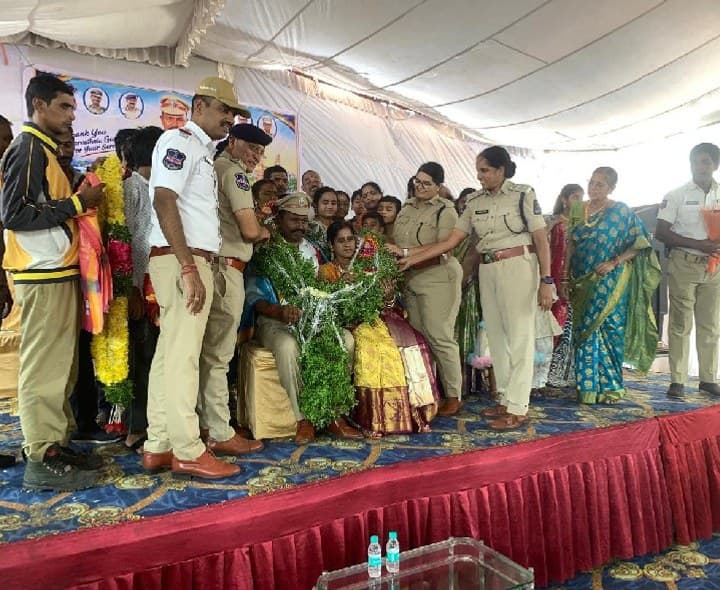 పదవి విరమణ.. సత్కరించిన డీసీపీ - Udayam