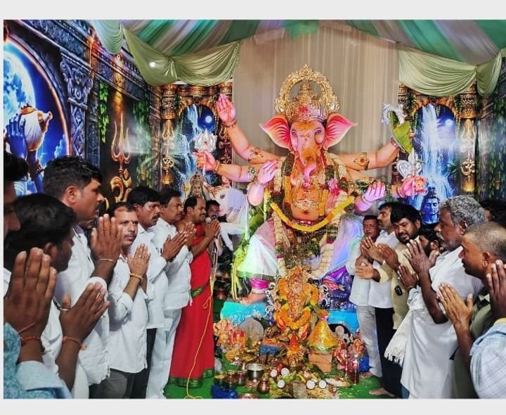 గణపతిని దర్శించుకున్న మాజీ ఎమ్మెల్యే - Udayam