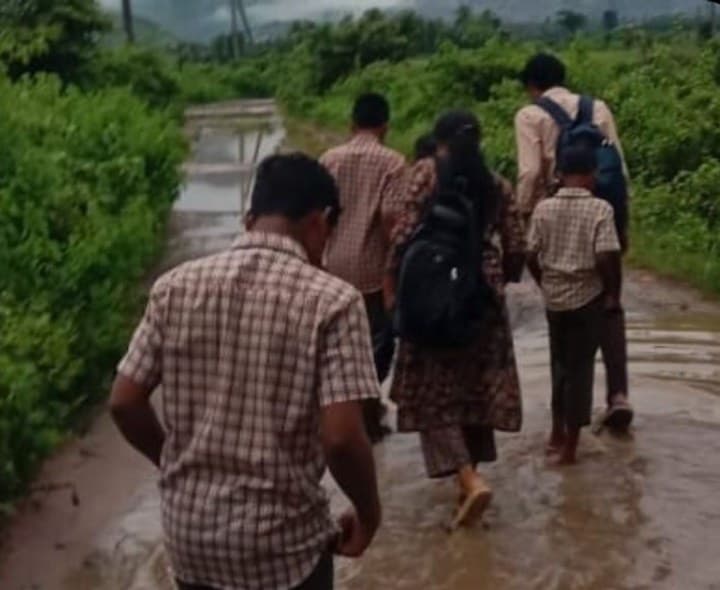 నీటి కుంటలా మారిన రహదారి - Udayam