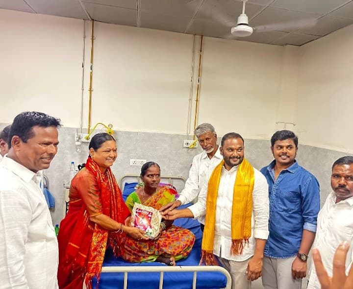 ఈఎస్ఐ ఆసుపత్రిలో పండ్లు పంపిణీ చేసిన ఎమ్మెల్యే సతీమణి - Udayam