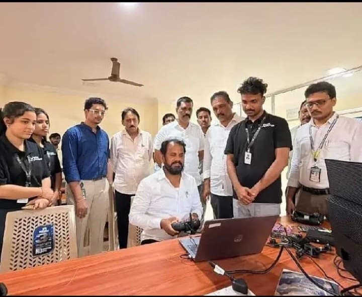 డ్రోన్ టెక్నాలజీపై ఇంజినీరింగ్ విద్యార్థులకు అవగాహన - Udayam