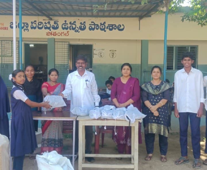 విద్యార్థులకు షూస్, సాక్సుల పంపిణీ - Udayam