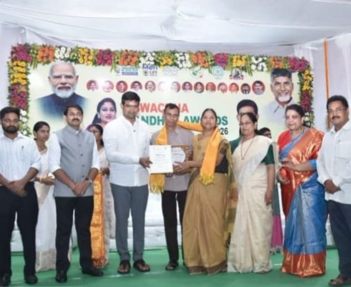 స్వచ్చ అవార్డు అందుకున్న గురజాడ వారసులు - Udayam