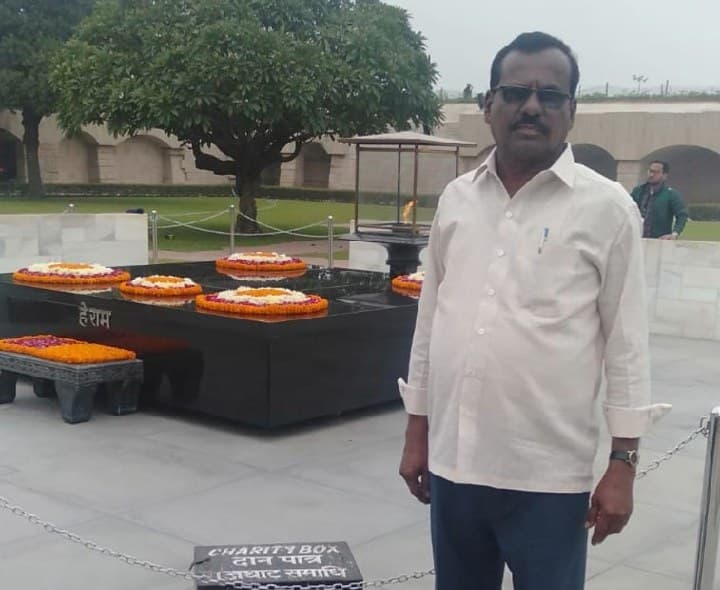 గాంధీ, శాస్త్రికి మహ్మద్ సాధిఖ్ నివాళి - Udayam