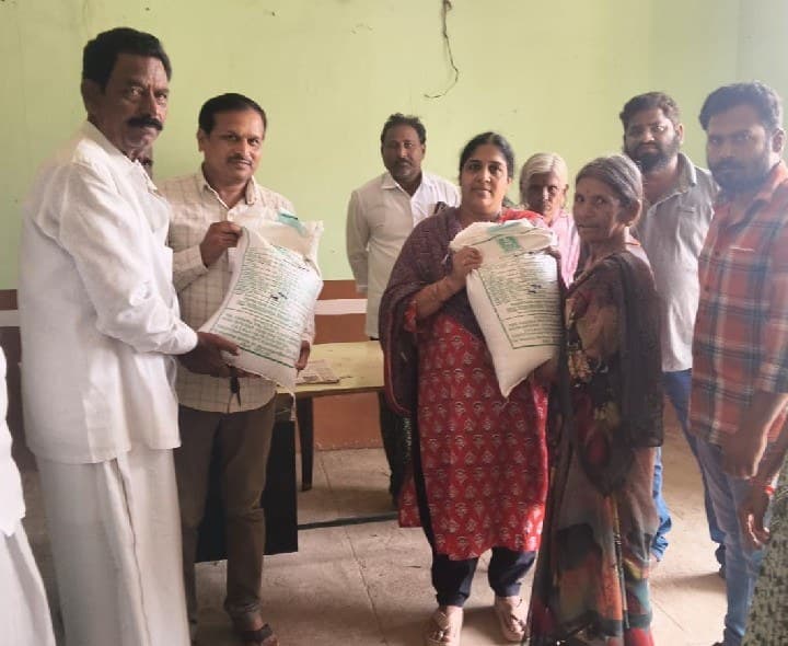 రైతులకు ఉలవల విత్తనాల పంపిణీ - Udayam