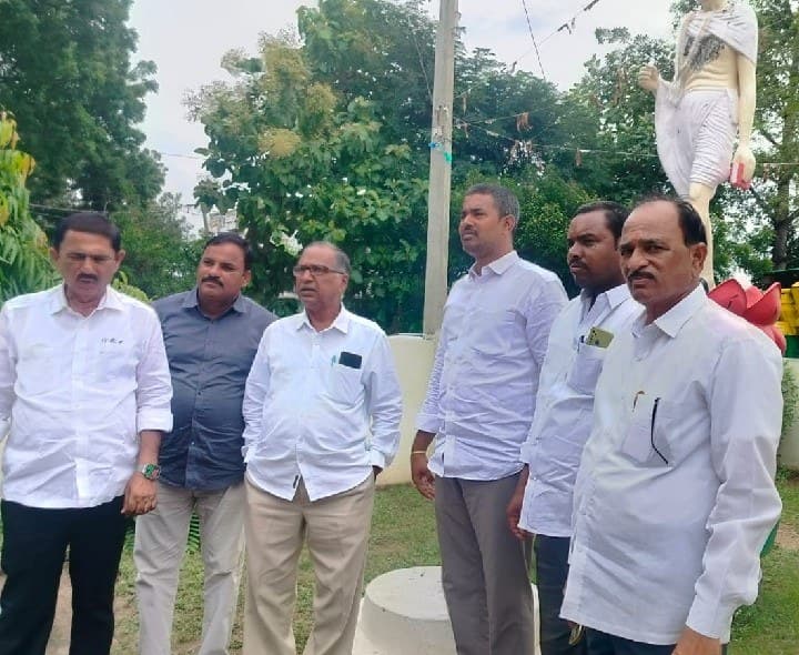 ఎమ్మెల్యే రాక ఆలస్యం.. సమావేశం నుంచి సర్పంచుల వాకౌట్ - Udayam
