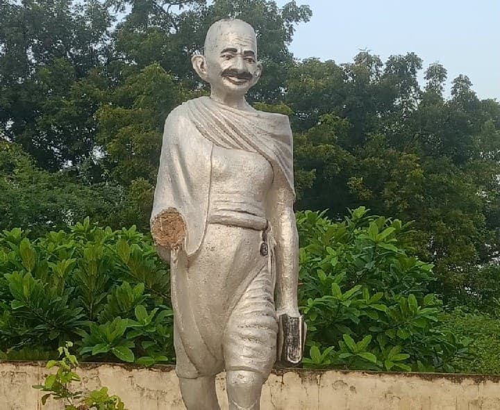 సుబ్లేడు లో గాంధీ విగ్రహం చేయి ధ్వంసం - Udayam