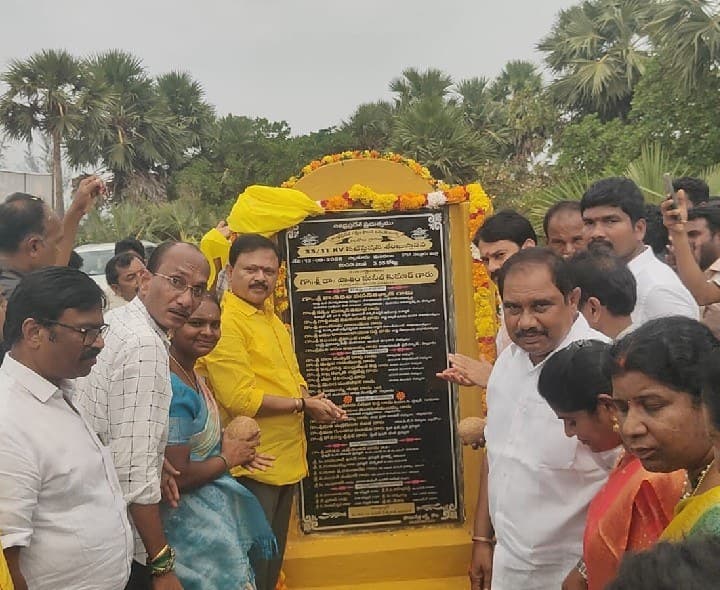 సబ్ స్టేషన్ నిర్మాణానికి భూమి పూజ చేసిన ఎమ్మెల్యే - Udayam