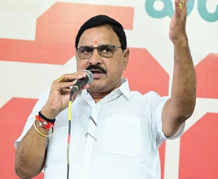 ఉండి రైల్వే గేట్ మూసివేత - Udayam
