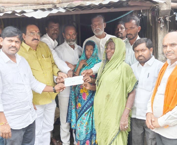 ముధోల్ బాధిత కుటుంబాలకు తమ వంతుగా సహాయం - Udayam