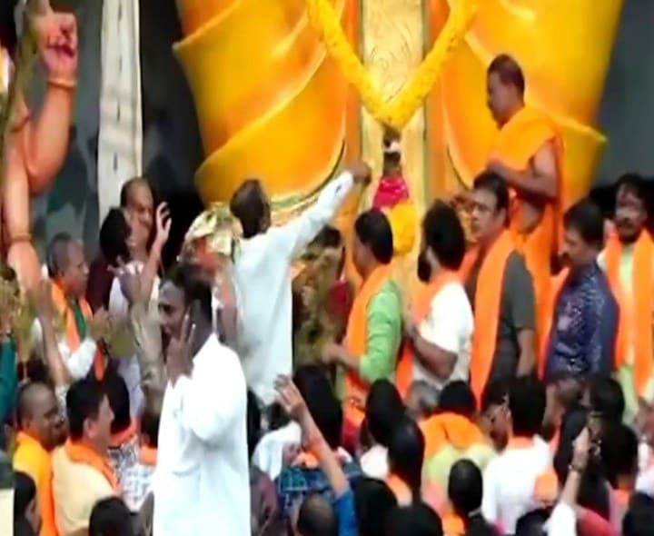 ఖైరతాబాద్ మహాగణపతికి జంధ్యం సమర్పణ