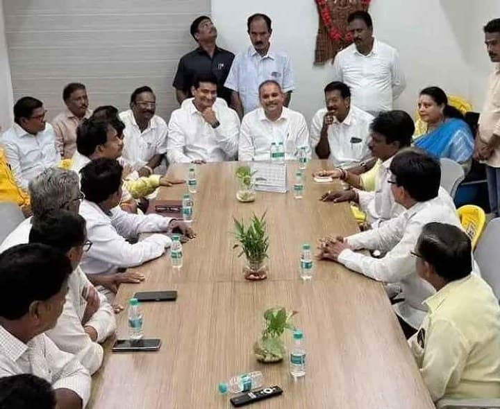 మంత్రి కొండపల్లి శ్రీనివాస్‌ తో చిన్న శ్రీను సమావేశం - Udayam