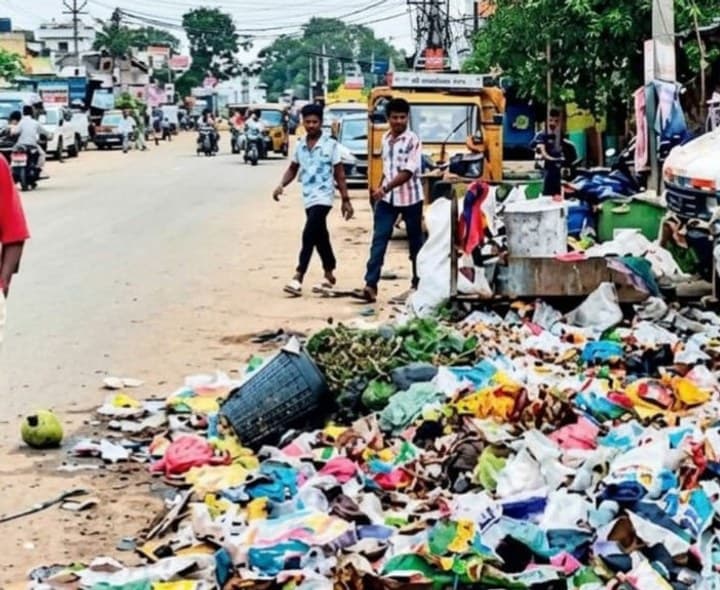 రోడ్డు పక్కనే కుప్పలు కుప్పలుగా చెత్త - Udayam