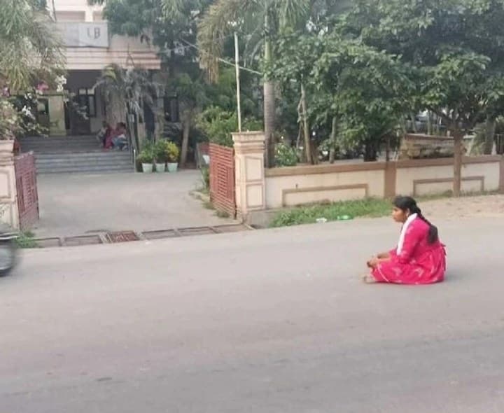 పోలీస్ స్టేషన్ ముందు మహిళ ధర్నా - Udayam