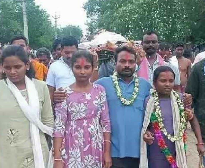 కన్నప్రేమకు కన్నీటి నివాళి: తల్లికి అంతిమ సంస్కారాలు నిర్వహించిన కుమార్తె