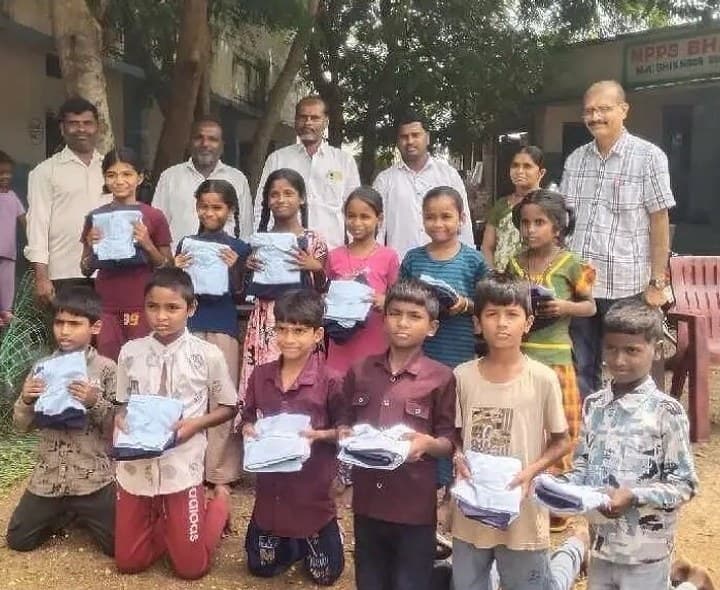 జిల్లా పరిషత్ ఉన్నత పాఠశాలలో దుస్తుల పంపిణీ - Udayam