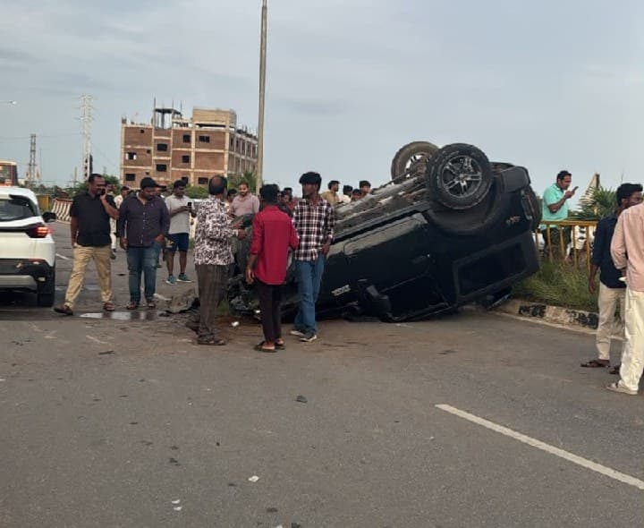 జడ్చర్లలో బోల్తాపడిన థార్ కారు