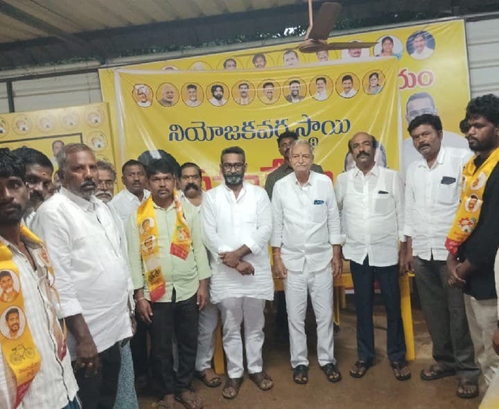 ఎమ్మెల్యే కేఈ శ్యామ్ కుమార్ సమక్షంలో టీడీపీలో చేరిన వైసీపీ నేతలు - Udayam