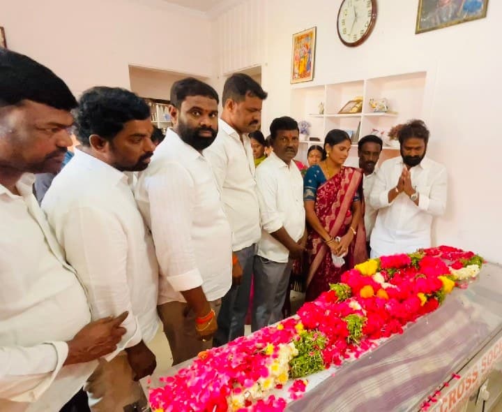 బాధిత కుటుంబాన్నీ పరామర్శించిన మాజీ మంత్రి - Udayam
