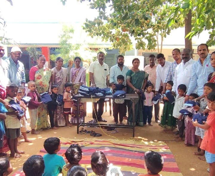 చర్లపల్లి విద్యార్థులకు దుస్తులు పంపిణీ - Udayam