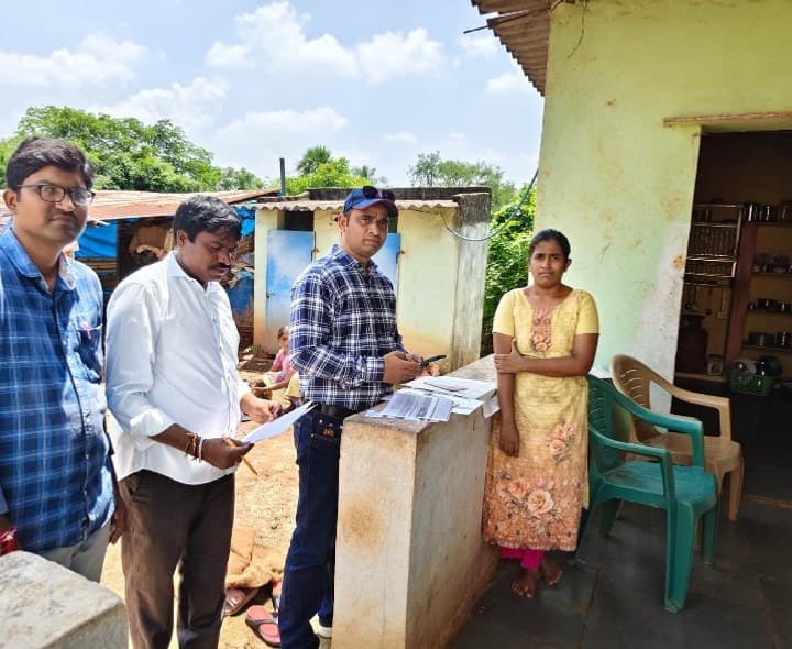 చేయూత పింఛన్ల దరఖాస్తులను పరిశీలించి ఎంపీడీవో - Udayam