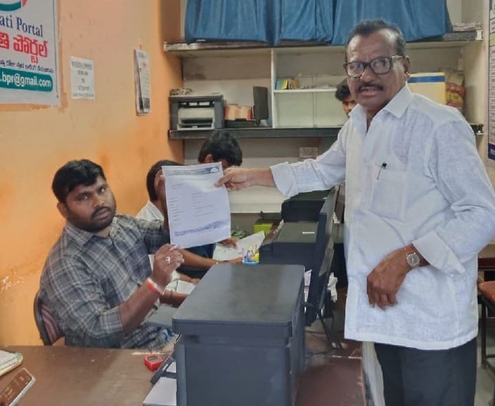 పట్టభద్రుల ఎమ్మెల్సీ ఓటు నమోదు - Udayam