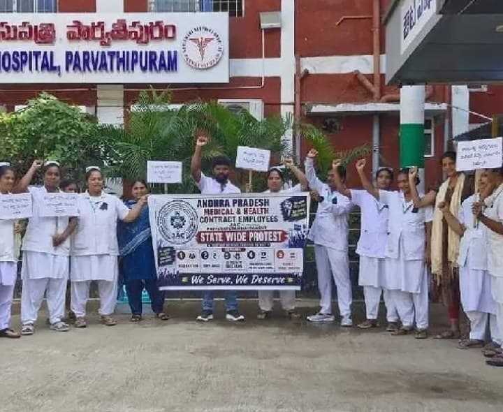 డిమాండ్ల సాధనకు కాంట్రాక్ట్ ఉద్యోగుల నిరసన - Udayam