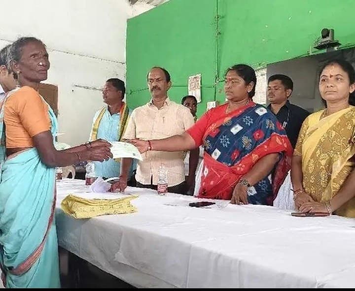 కళ్యాణలక్ష్మి చెక్కులు పంపిణీ - Udayam