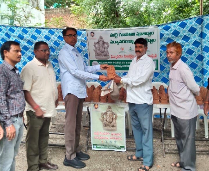 మట్టి గణేష్ విగ్రహాల ఉచిత పంపిణీ - Udayam