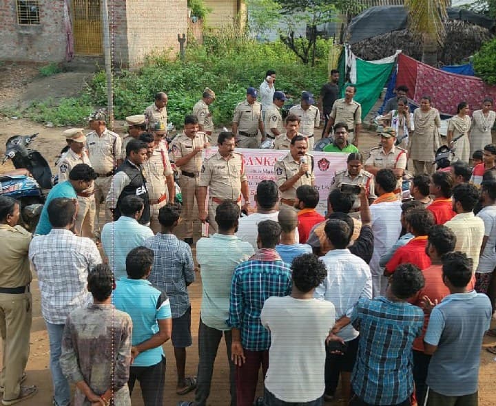 నర్సీపట్నం ఎస్సీ కాలనీలో మెగా కార్డన్ సెర్చ్ - Udayam
