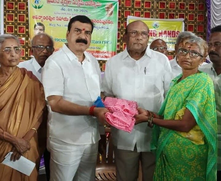 వృద్ధులకు దుస్తులు పంపిణీ చేసిన ఎంపీ - Udayam
