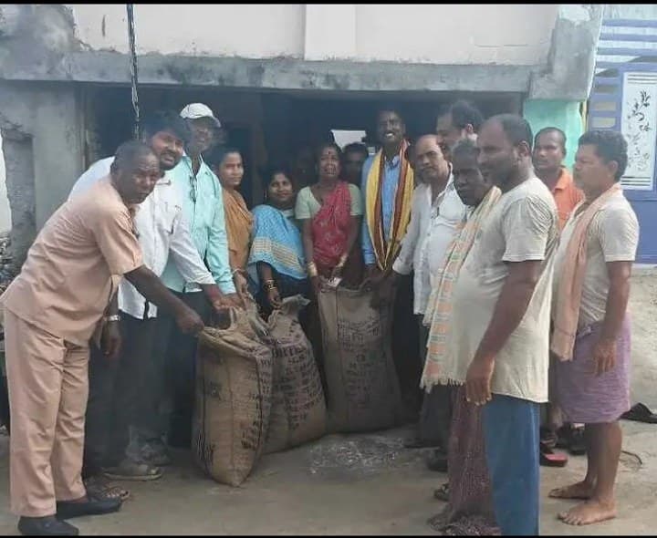 సంతబొమ్మాళిలో మత్యకారులకు తుఫాన్ బియ్యం పంపిణీ - Udayam