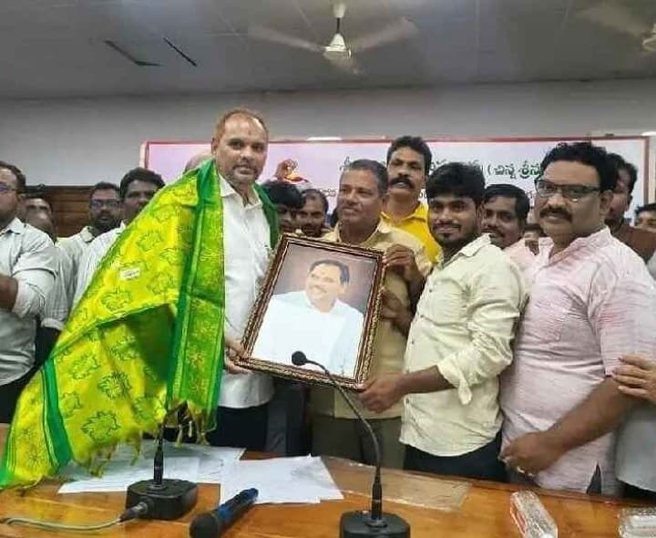 ZP చైర్మన్ ను సన్మానించిన ZPTC లు - Udayam