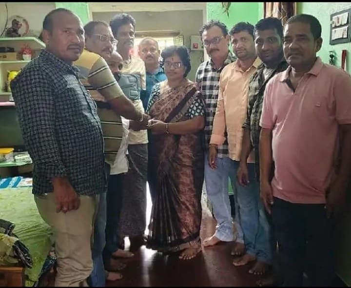 కోటబొమ్మాళిలో 108 పైలట్ రమణయ్యకు ఆర్థిక సహాయం - Udayam