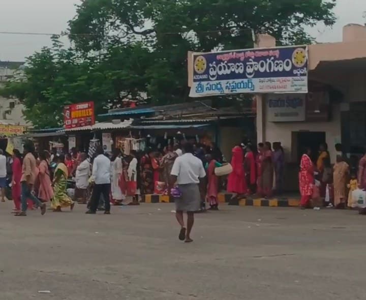 అద్దంకి బస్టాండ్‌లో బస్సులు లేక ప్రయాణికుల తీవ్ర అవస్థలు - Udayam