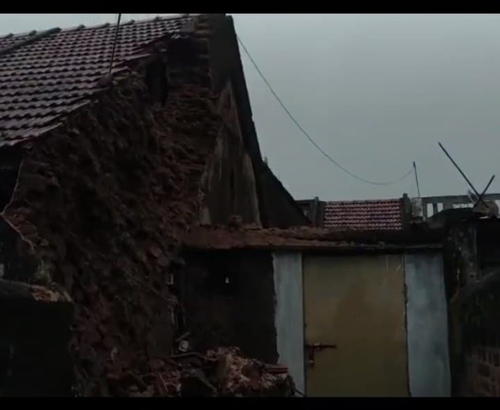 చీమలవలసలో భారీ వర్షాలకు కూలిన ఇల్లు.. వీధిన పడిన కుటుంబం - Udayam