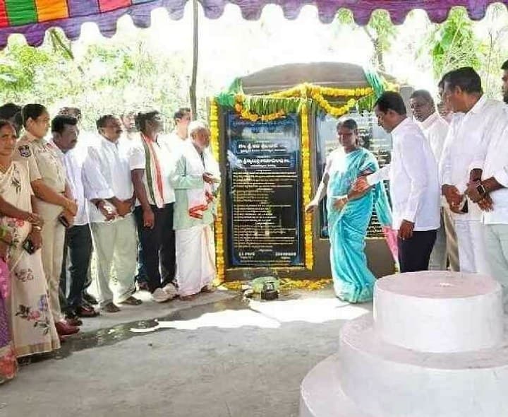 అభివృద్ధి పనులను ప్రారంభించిన నేతలు - Udayam