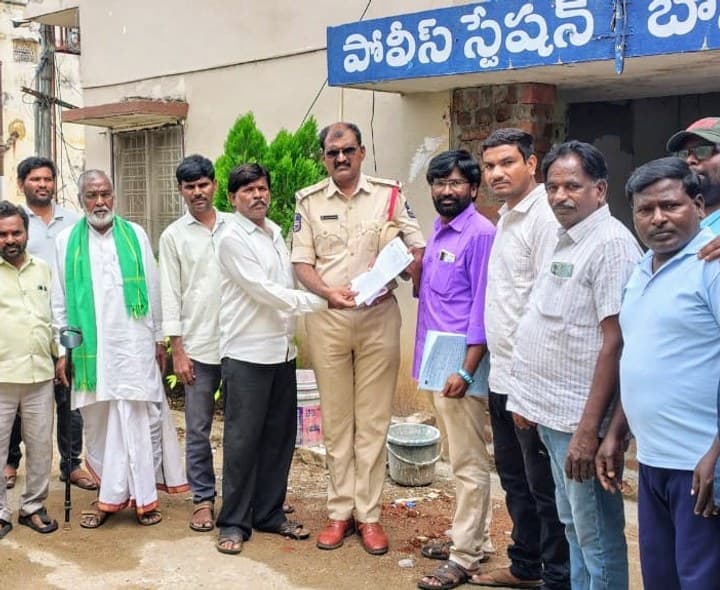 పోలీస్‌స్టేషన్‌లో ఎస్సై వెంకట్రావుకు దళిత సంఘాల నాయకుల ఫిర్యాదు - Udayam