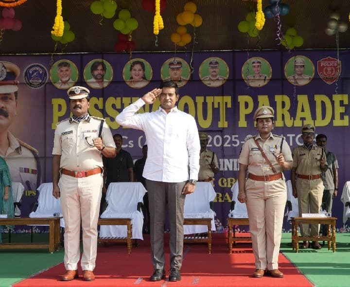 పోలీసుల నుండి గౌరవ వందనం స్వీకరించిన మంత్రి - Udayam